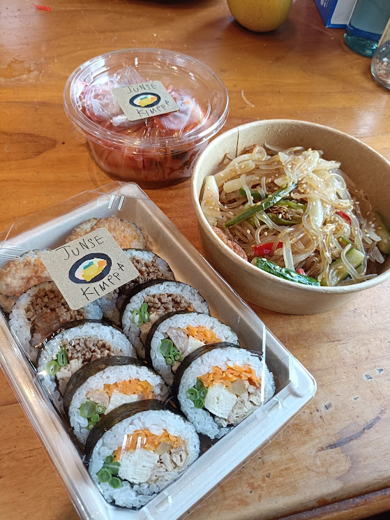 キンパ、チャプチェ、キムチのお弁当