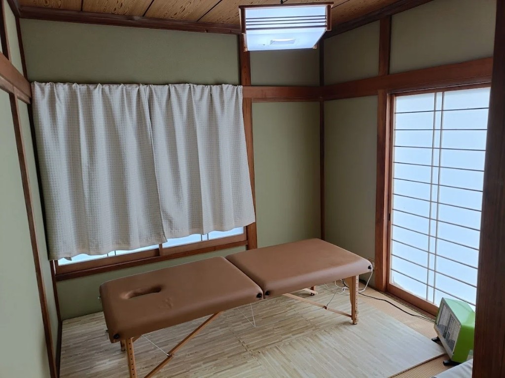 和室に置いたマッサージベッド